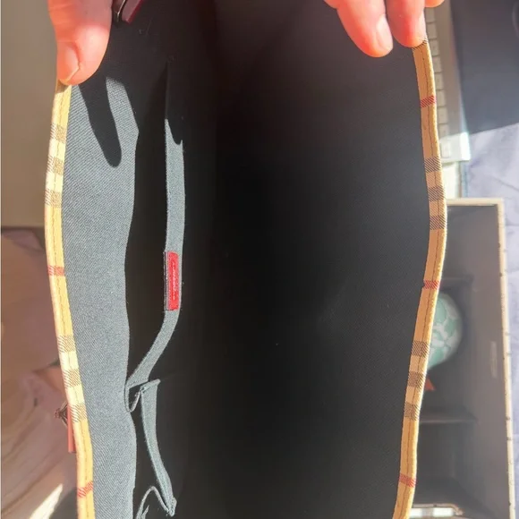 Burberry Tote Preowned In Great condition - Picture 8 of 9